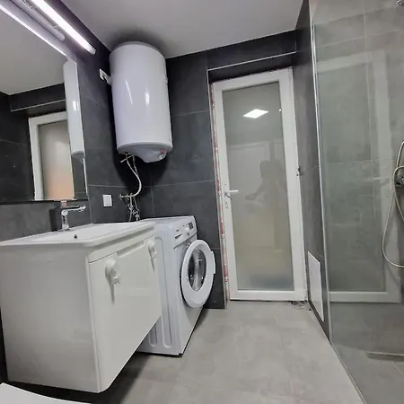 Bright, Modern - 2 Bedroom Escópia