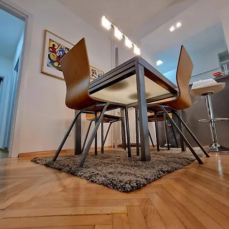 Bright, Modern - 2 Bedroom *