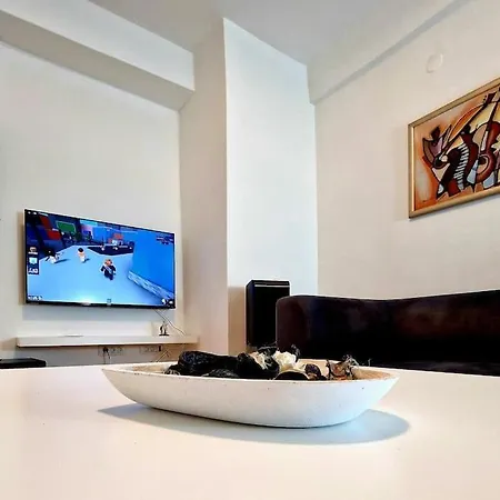 Bright, Modern - 2 Bedroom