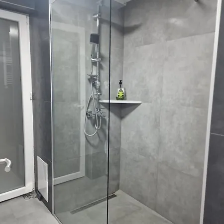 Bright, Modern - 2 Bedroom Апартаменти