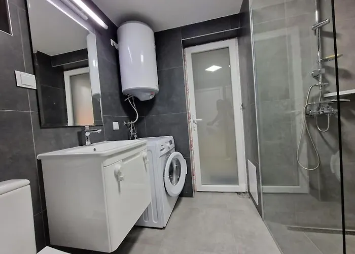 Bright, Modern - 2 Bedroom Skopje