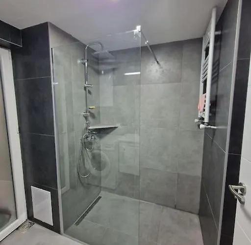 Bright, Modern - 2 Bedroom *