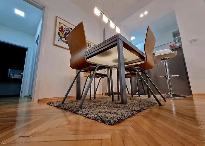 Bright, Modern - 2 Bedroom *