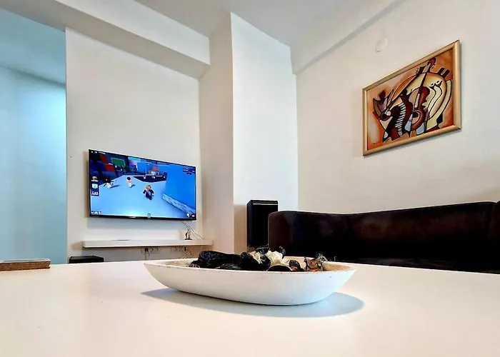 Bright, Modern - 2 Bedroom